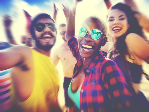 Diversas pessoas do grupo na festa de praia — Fotografia de Stock