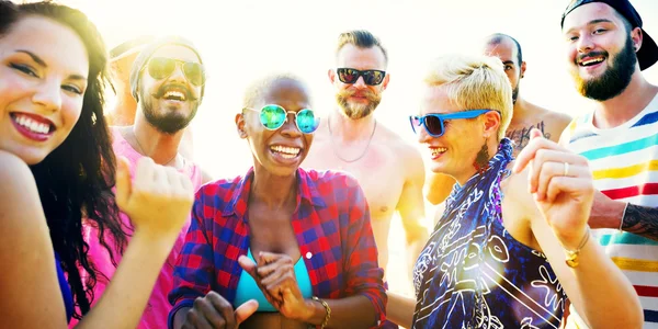 Grupo Diverso Personas en Beach Party — Foto de Stock