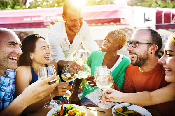 Verschillende vrienden opknoping diner — Stockfoto