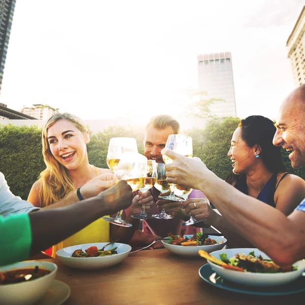 Diverse Friends Hanging dinner — Stock Photo, Image