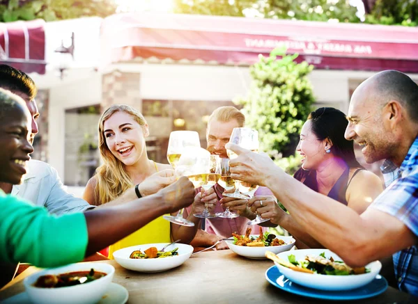 Diverse Friends Hanging dinner — Stock Photo, Image