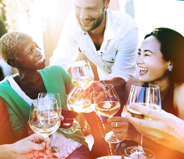 Verschillende vrienden opknoping diner — Stockfoto