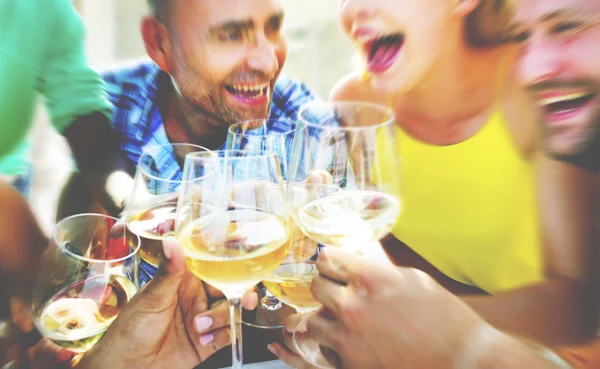 Diverse Freunde hängen Dinner auf — Stockfoto