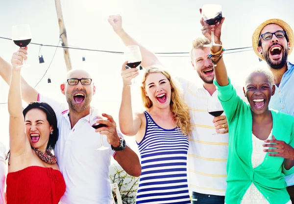 Amigos Celebración al aire libre — Foto de Stock