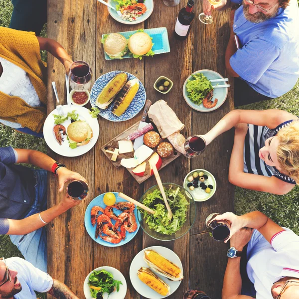 Açık havada yemek insanlara — Stok fotoğraf