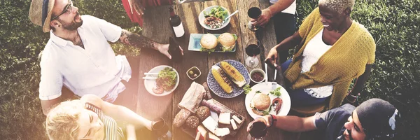 Menschen beim Essen im Freien — Stockfoto