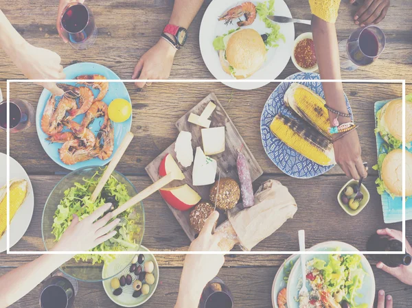 Mensen in de buitenlucht dineren — Stockfoto