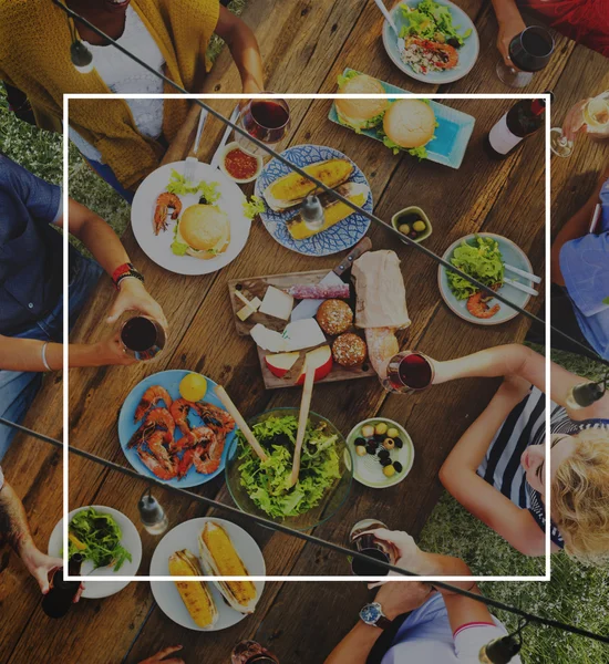 Personnes à manger en plein air — Photo