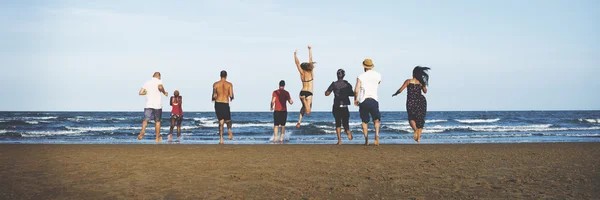 Mensen op zomer-strand — Stockfoto