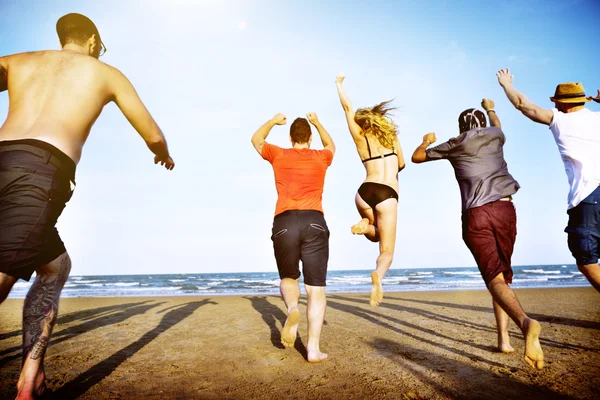 Människor på sommaren Beach — Stockfoto