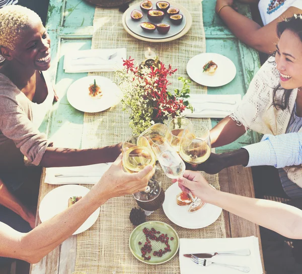 Diverse Freunde auf Party — Stockfoto