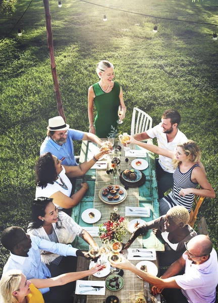 Diversos amigos en la fiesta — Foto de Stock