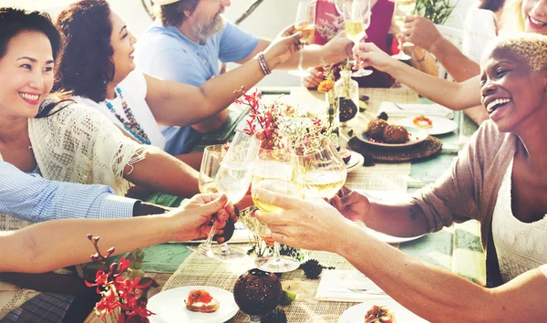 Diverse Freunde auf Party — Stockfoto