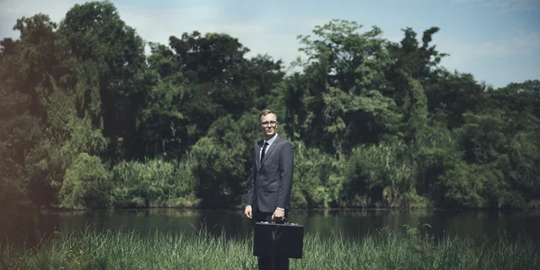 Homem de negócios custos com caso — Fotografia de Stock