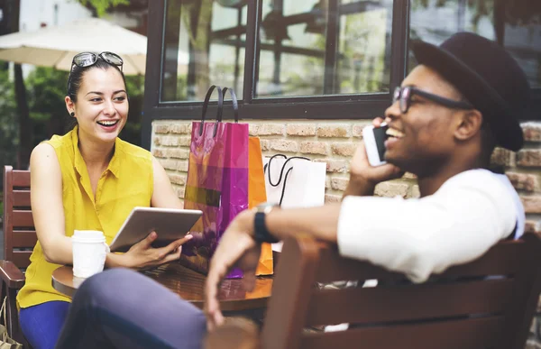 Teman-teman yang duduk di kafe di luar ruangan Konsep — Stok Foto