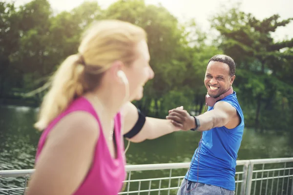 Sportliches Paar im Freien — Stockfoto