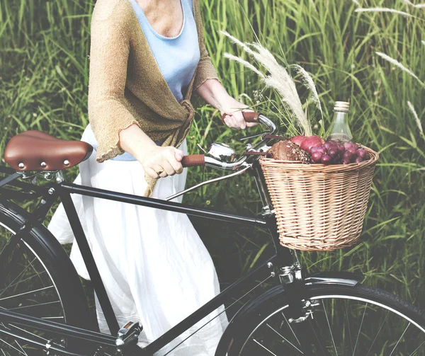 Seniorin mit Fahrrad — Stockfoto