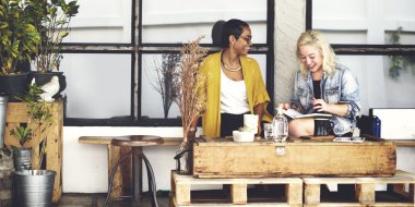 Kahve İçen Kadınlar