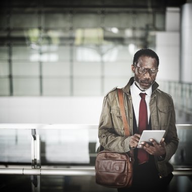 Dijital tablet kullanan işadamı