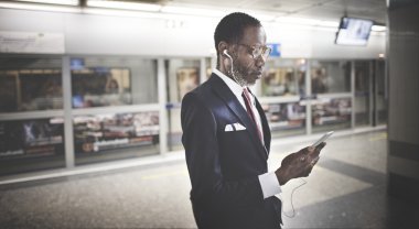 İşadamı müzik dinler