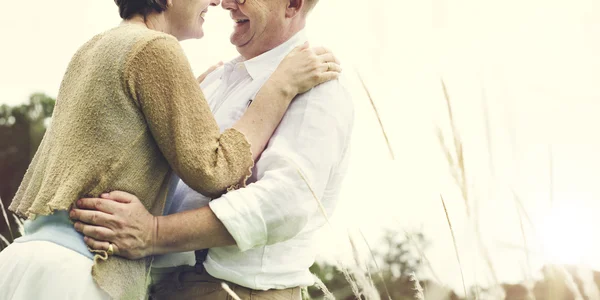 Hermosa pareja en el campo — Foto de Stock