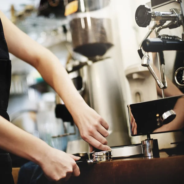 Hacer café en Barista Café —  Fotos de Stock