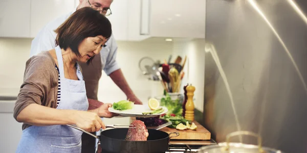 Casal cozinhar na cozinha — Fotografia de Stock