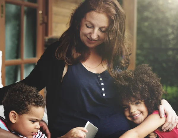 Familia relajándose juntos —  Fotos de Stock