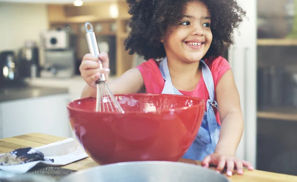 Маленькая девочка готовит — стоковое фото