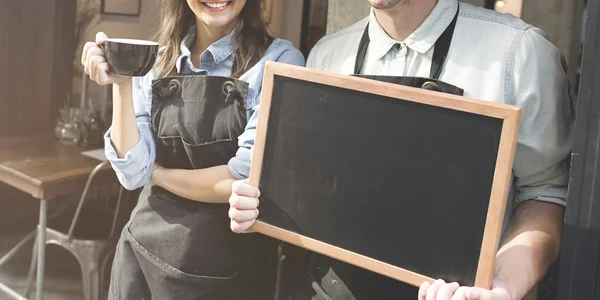 Werknemers met schoolbord in de buurt van Cafe — Stockfoto