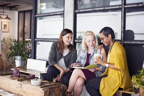 Frauen trinken Kaffee — Stockfoto