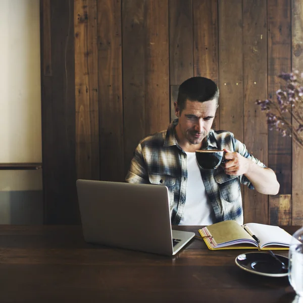 Homme buvant du café — Photo