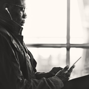 Dijital tablet kullanan işadamı