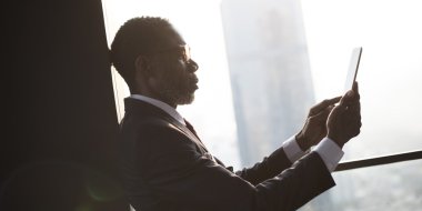 Dijital tablet kullanan işadamı