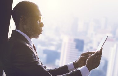 Dijital tablet kullanan işadamı