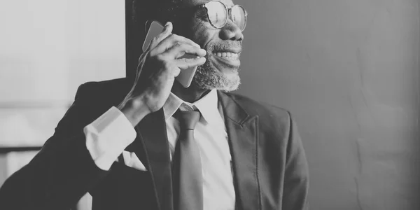 Homem de negócios fala por telefone móvel — Fotografia de Stock