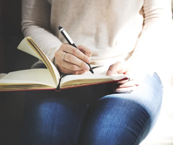 Senhora escrevendo em caderno — Fotografia de Stock