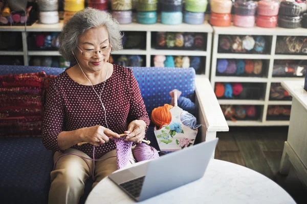 Mujer tejer bufanda concepto — Foto de Stock