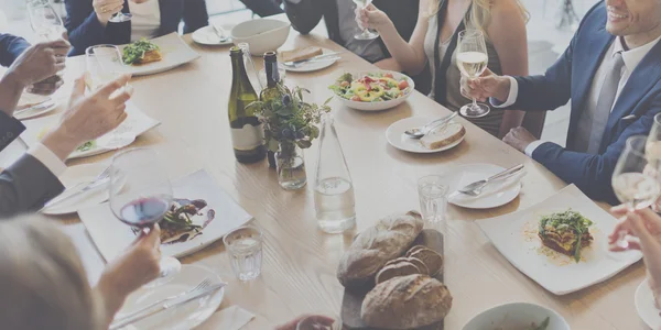 Människor njuter av mat — Stockfoto