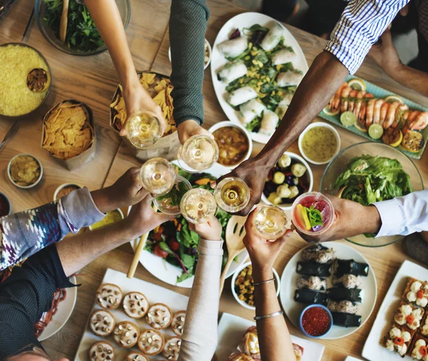 Amigos comiendo para la mesa grande —  Fotos de Stock