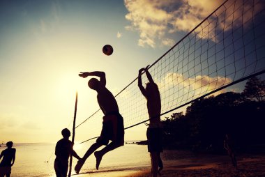 Plaj voleybolu oynayanlar