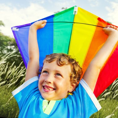 Neşeli çocuk iskambil uçurtma