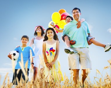 Dışarıda mutlu bir aile.