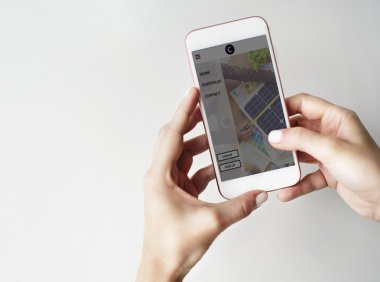 Akıllı telefon kullanan kadın