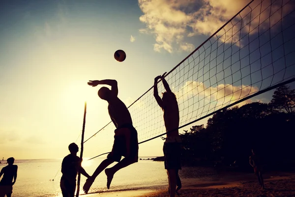 Mensen op beachvolleybal spelen — Stockfoto