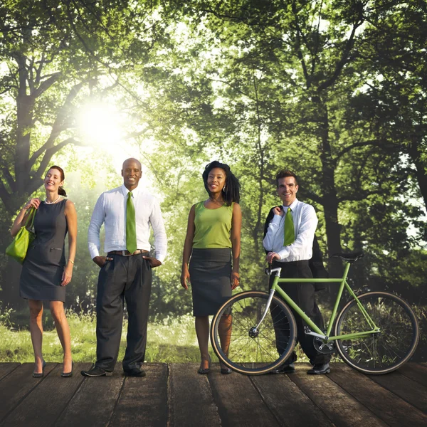 Group of business people standing outdoors — Stockfoto