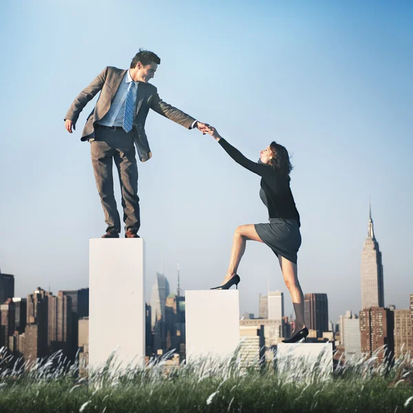 Uomo d'affari che aiuta il collega ad avere successo — Foto Stock