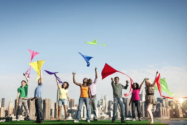 Amis Activité Jouer aux cerfs-volants — Photo