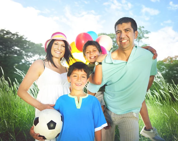 Familia feliz juntos — Foto de Stock