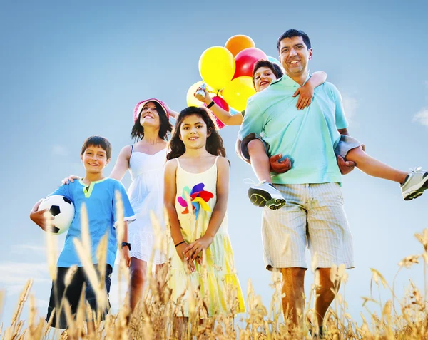 Família feliz juntos ao ar livre — Fotografia de Stock